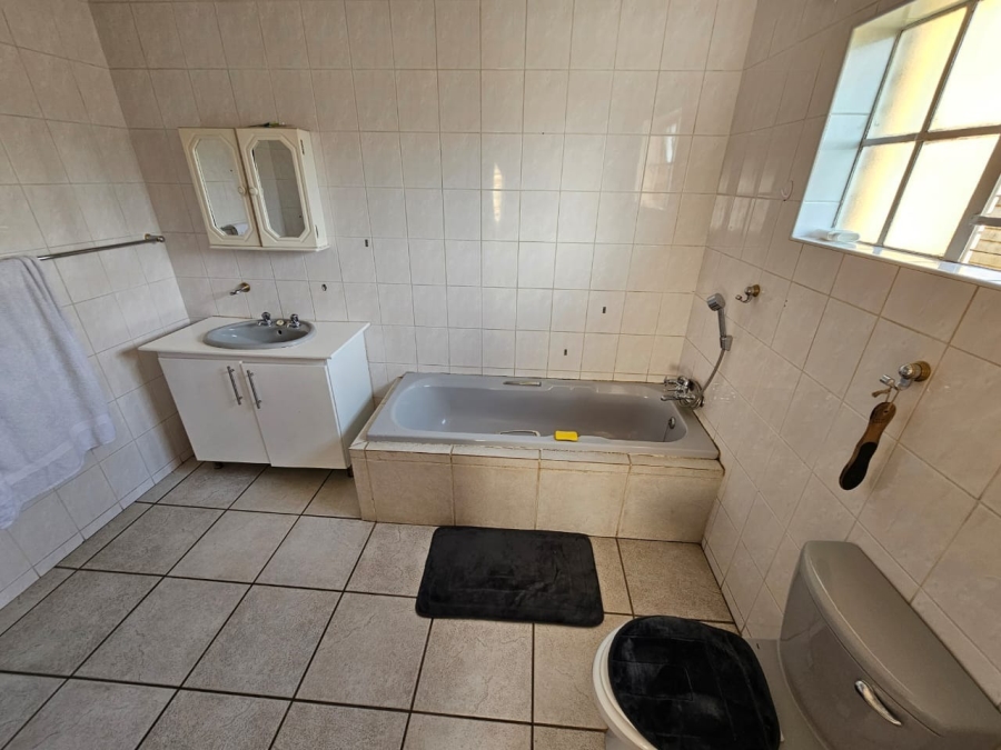 5 Bedroom Property for Sale in Kannoniers Park North West